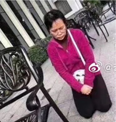 Tranh cãi chuyện người mẹ quỳ suốt 1 giờ cầu xin con trai đi học