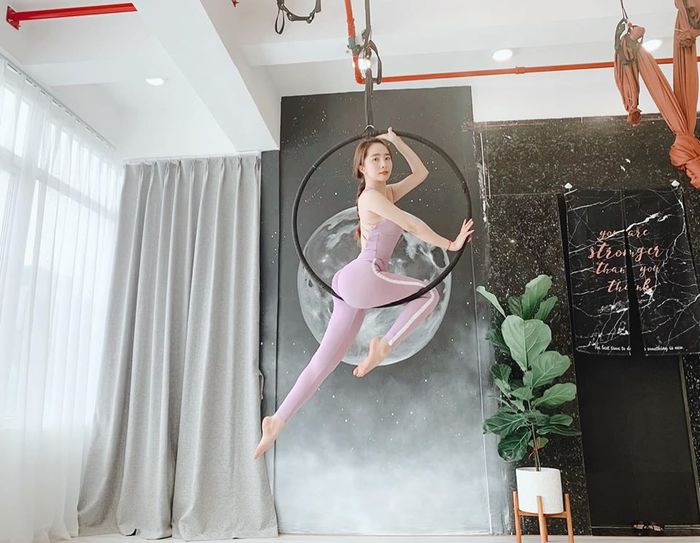 Quỳnh Nga tập yoga bay: Body hoàn hảo, được khen đẹp như chị Hằng