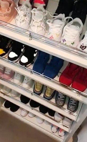 Sang chảnh như con gái Kylie Jenner: Ngồi phơi nắng bên túi 1.180 USD