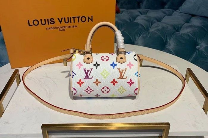 Sang chảnh như con gái Kylie Jenner: Ngồi phơi nắng bên túi 1.180 USD