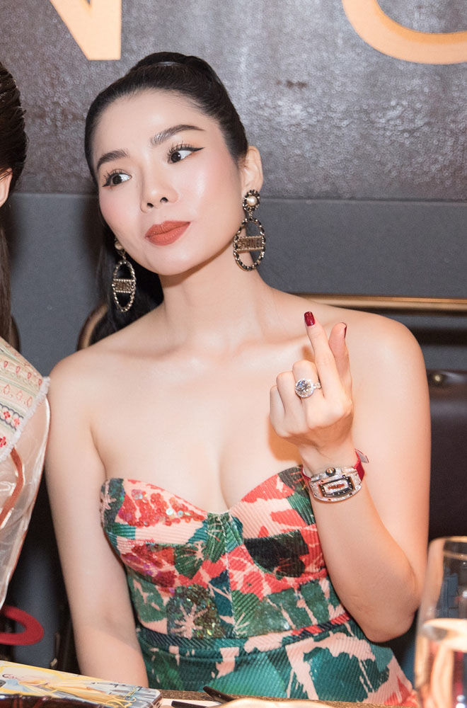 Sao Việt diện cả gia tài đi sự kiện: Khánh Chi đeo trang sức 50 tỷ