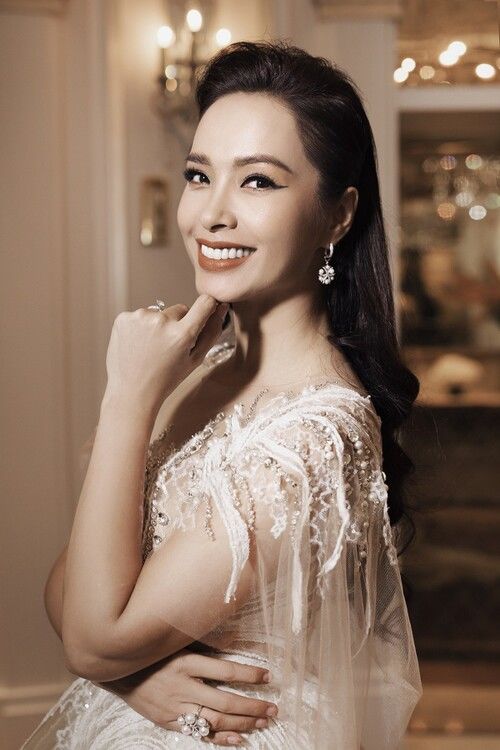 Sao Việt makeup tông nâu trầm: Lan Khuê, Khánh Vân thần thái thu hút