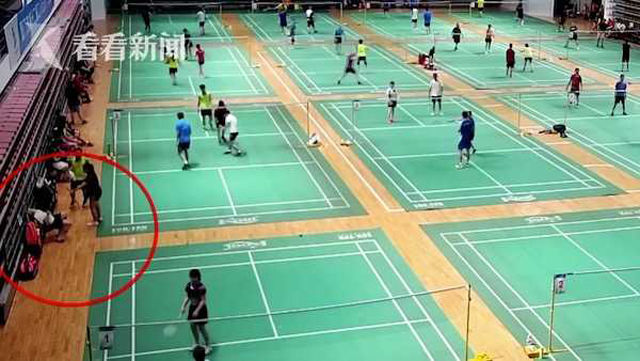 Người đàn ông đột nhiên ngất xỉu, ngừng tim khi đang chơi cầu lông