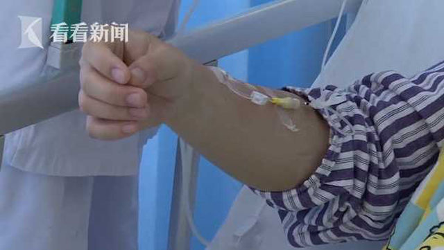 Người đàn ông đột nhiên ngất xỉu, ngừng tim khi đang chơi cầu lông