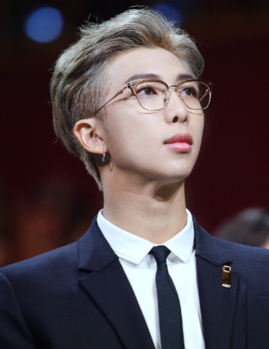 RM (BTS) bị chê xấu khi lọt chung khung hình với G-Dragon, Chanyeol