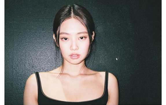 Hậu chia tay Kai, Jennie đăng ảnh thân mật bên người đàn ông lạ