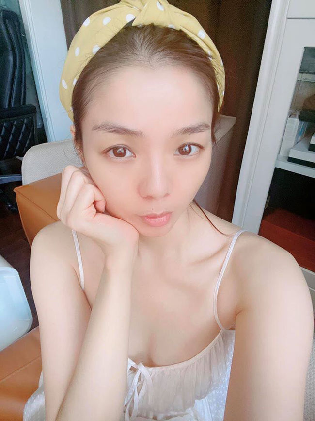Lệ Quyên chăm diện đồ không nội y, tự tin với vòng 1 nhỏ xinh