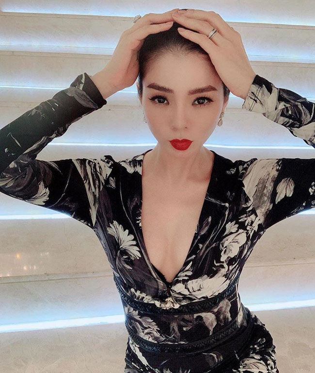Lệ Quyên chăm diện đồ không nội y, tự tin với vòng 1 nhỏ xinh