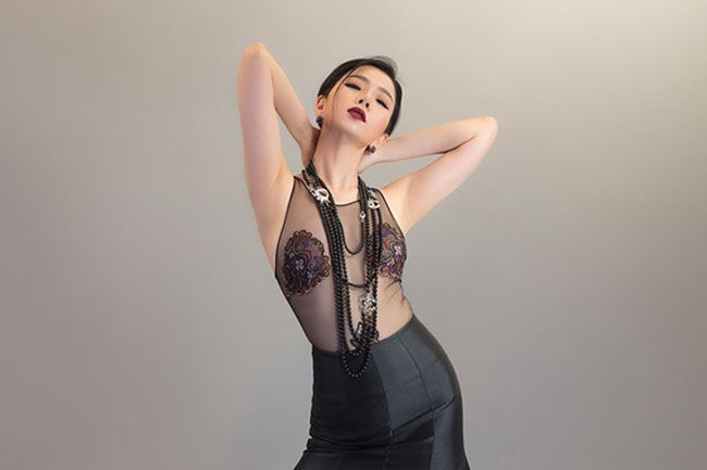 Lệ Quyên chăm diện đồ không nội y, tự tin với vòng 1 nhỏ xinh