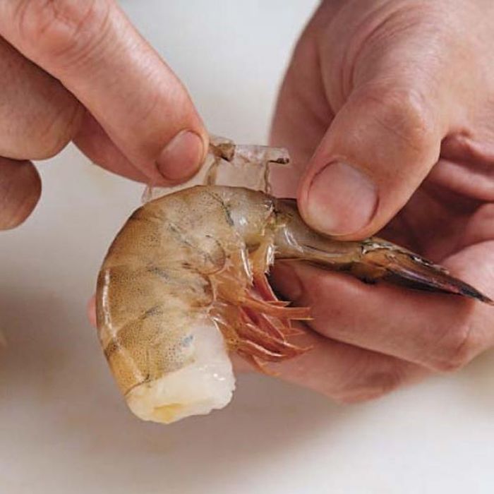 Bị vết thương nhẹ lúc rửa tôm, chàng trai bị hoại tử phải cắt ngón tay