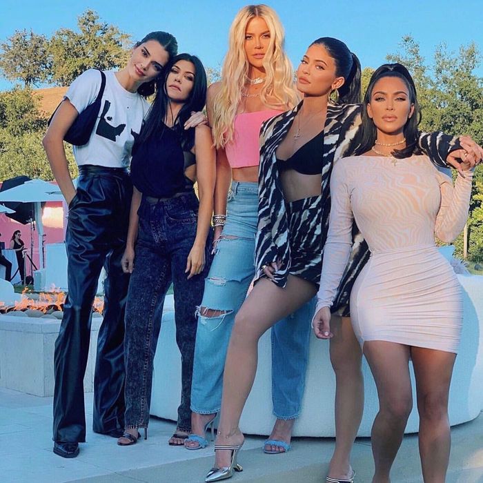 Soi mặt mộc của chị em nhà Kardashian: Kylie Jenner trông xa lạ