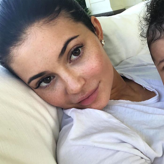 Soi mặt mộc của chị em nhà Kardashian: Kylie Jenner trông xa lạ