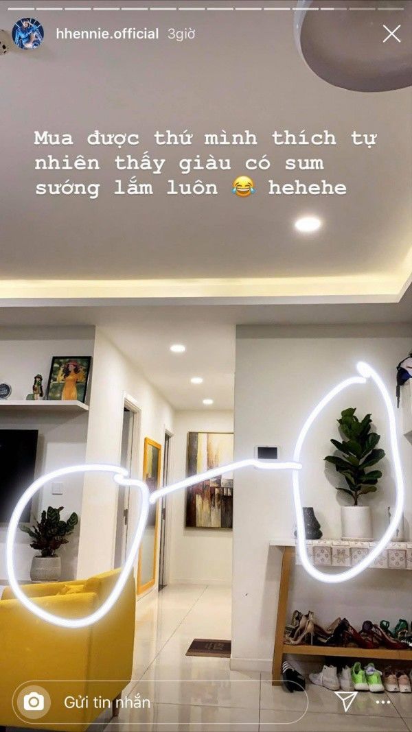 Soi tủ giày của sao: Hương Giang toàn hàng hiệu, H'Hen Niê chỉ vài đôi