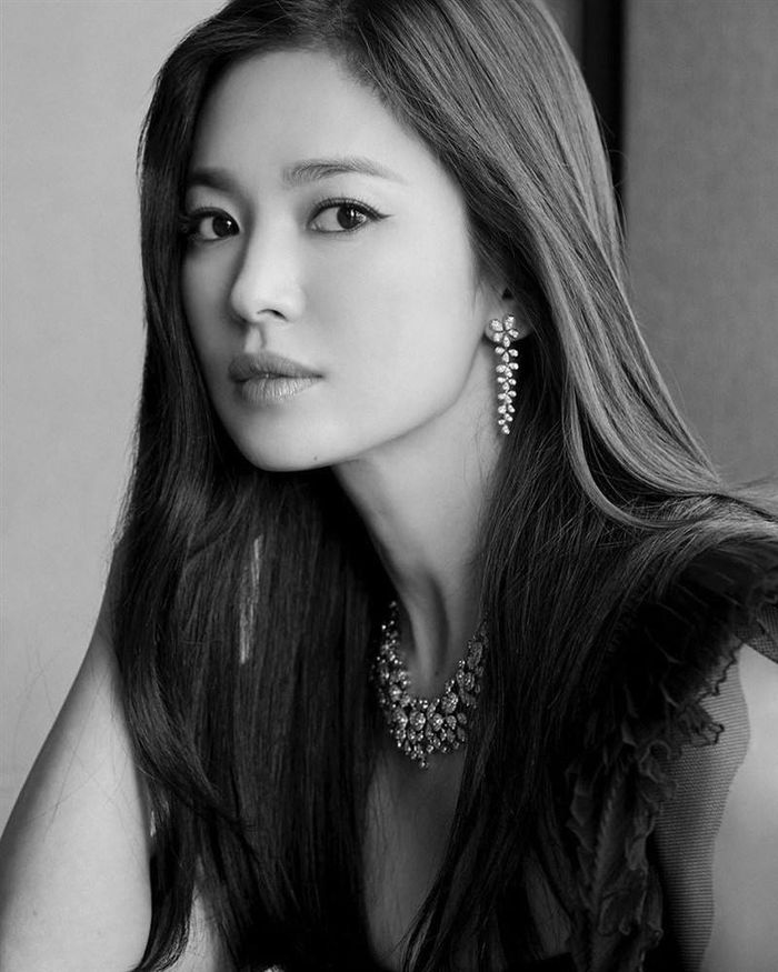 Sau ly hôn: Song Hye Kyo vẫn giữ được độ hot, Song Joong Ki mất hút
