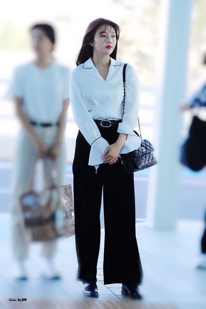 5 item ngỡ tầm thường nhưng giúp style sân bay của idol Hàn xịn hẳn