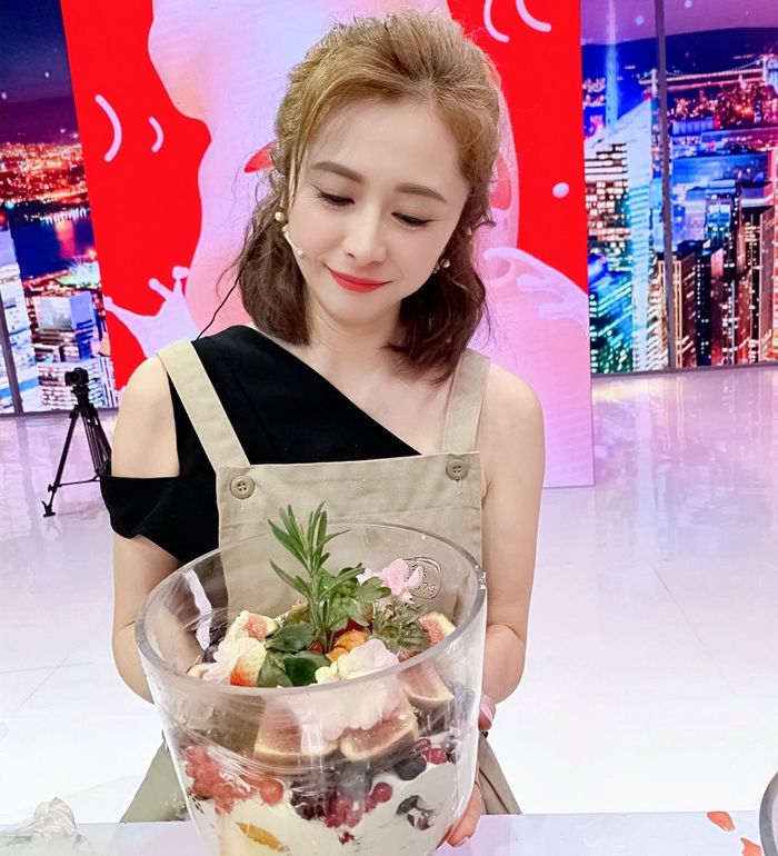 Sư cô Tiếu Ngạo Giang Hồ: Lắm tài tử theo đuổi vẫn lẻ bóng tuổi 45