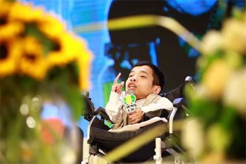 Anh chàng cao 90 cm tự mở công ty, lấy vợ cao 1,7 m