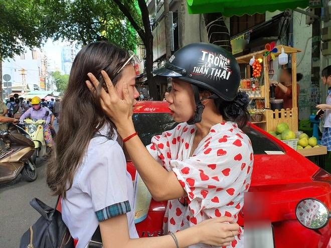 Thấy con khóc như mưa vì thi không tốt, người mẹ liền an ủi ấm lòng