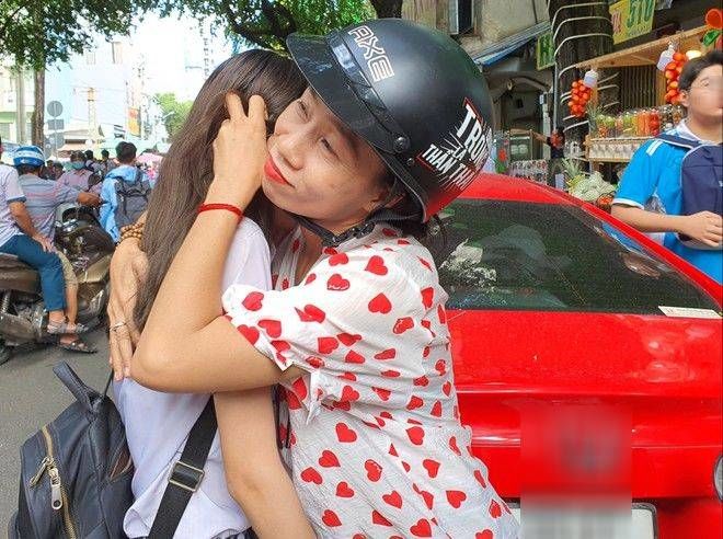 Thấy con khóc như mưa vì thi không tốt, người mẹ liền an ủi ấm lòng