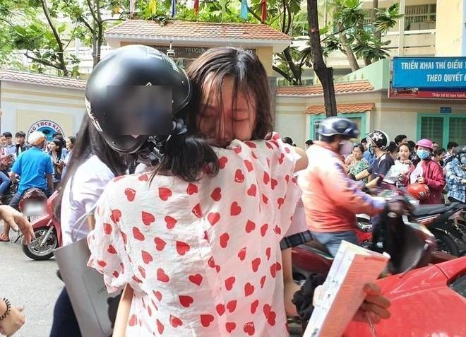 Thấy con khóc như mưa vì thi không tốt, người mẹ liền an ủi ấm lòng