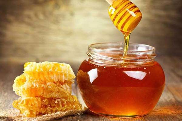 Thấy mật ong chuyển đen, bề mặt lên men thì tuyệt đối không nên dùng