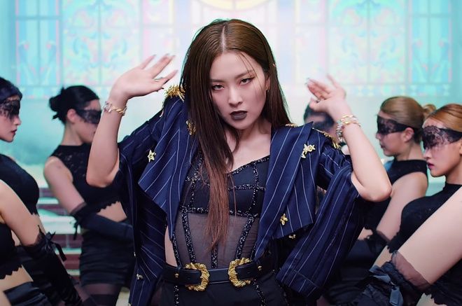 Thử sức tô son đen: Lisa đẹp xuất sắc, Dương Mịch gây nhiều tranh cãi