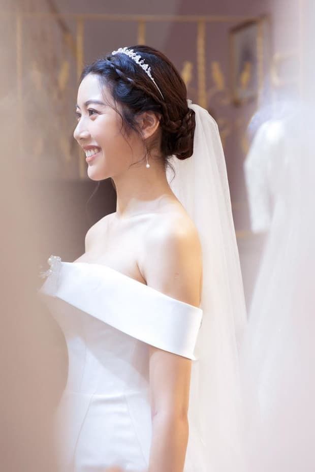 Thúy Vân tung ảnh mặc váy cưới, CDM: Cô dâu đẹp nhất tháng 7 đây rồi