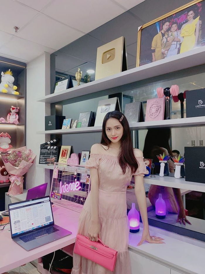 Thúy Vân tung ảnh cưới ngọt ngào, Thu Trang lấp ló vòng 1 gợi cảm