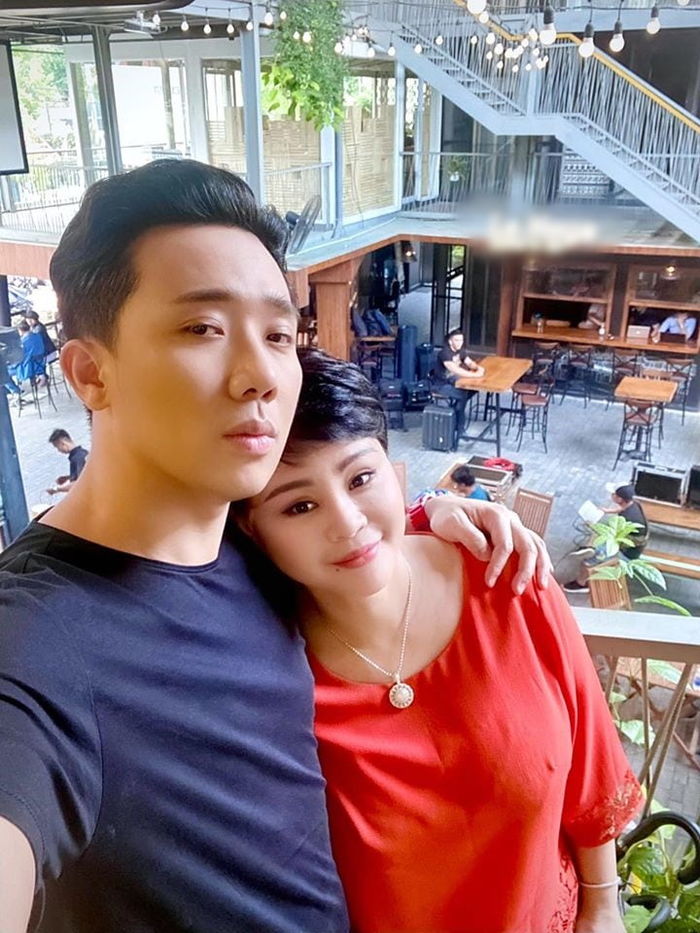 Thúy Vân tung ảnh cưới ngọt ngào, Thu Trang lấp ló vòng 1 gợi cảm