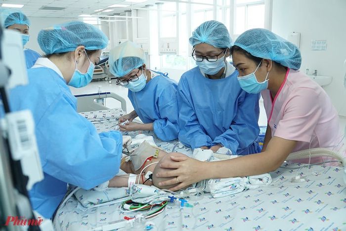 Tình hình sức khoẻ cặp song sinh dính liền sau 1 tuần tách rời