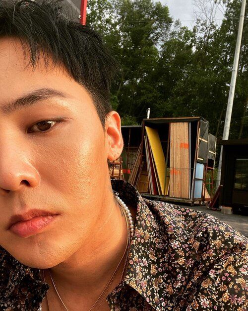 Đẳng cấp ông hoàng K-pop G-Dragon: có mụn mà vẫn gây sốt