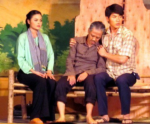 Vở kịch Tía ơi Má dìa vẫn diễn giữa tình hình dịch Covid-19