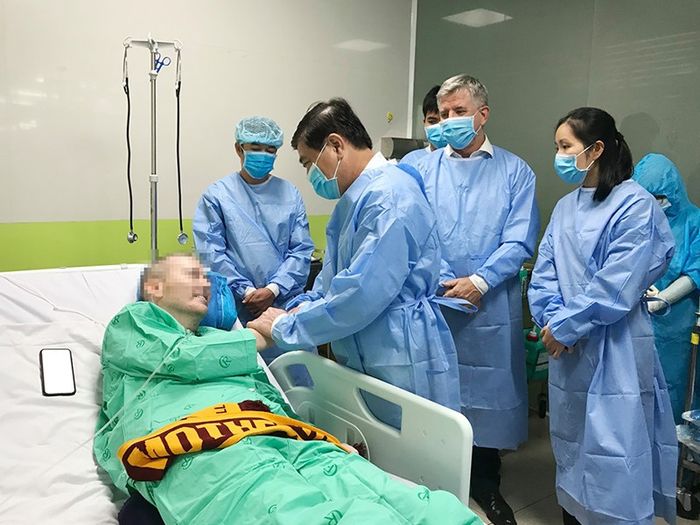 Sau hồi sinh kì diệu, phi công Anh nhắn Đừng chủ quan với Corona