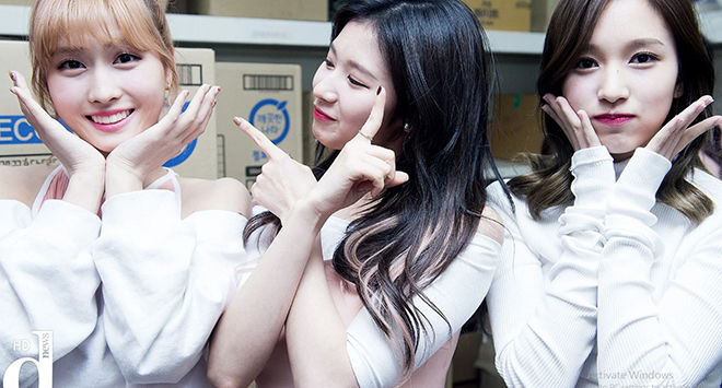 Idol bị chỉ trích vô lý: Hani khóc, Taeyeon thân thiết với EXO