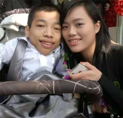 Anh chàng cao 90 cm tự mở công ty, lấy vợ cao 1,7 m