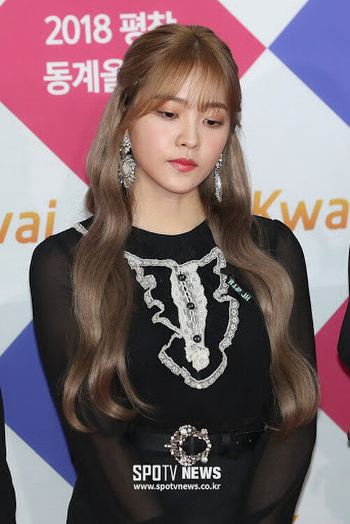 Idol bị chỉ trích vô lý: Hani khóc, Taeyeon thân thiết với EXO