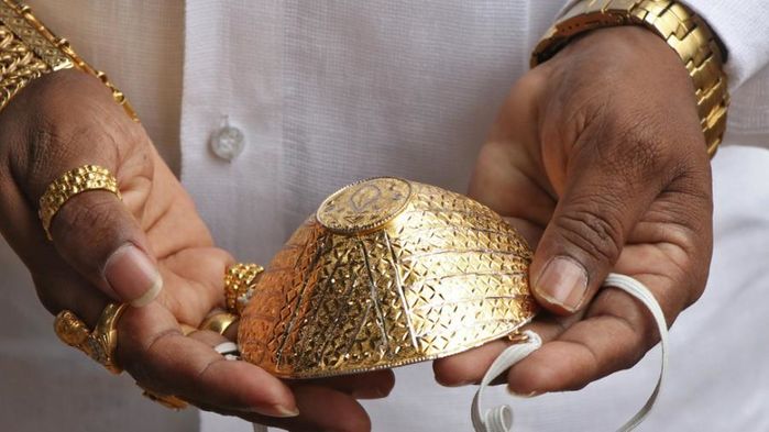 Doanh nhân Ấn Độ chi 4000 USD để đúc khẩu trang bằng vàng