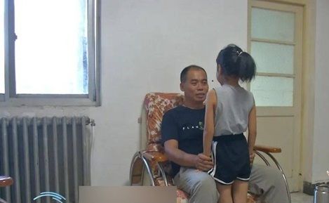 Vợ bỏ đi, một mình gà trống nuôi con và sự thật đau đớn đằng sau