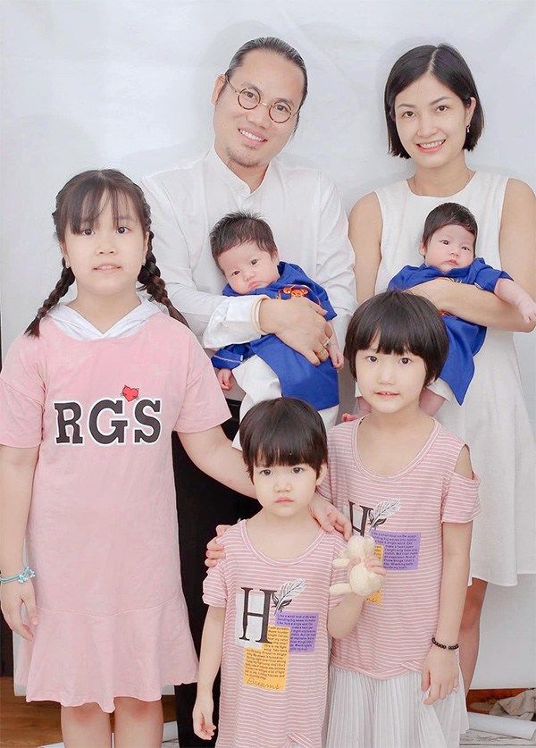 Vợ nghệ sĩ hài đông con nhất Vbiz được khen: Càng đẻ càng đẹp