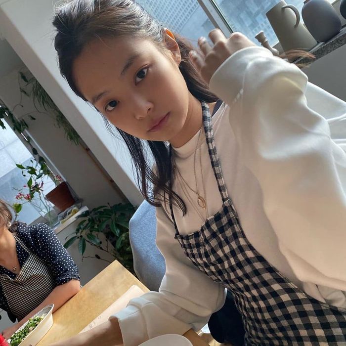 Chơi lớn như Jennie: Để hẳn cả mặt mộc lên sân khấu biểu diễn