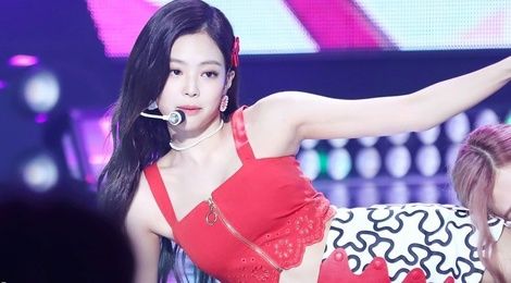 Cùng gặp chấn thương: Hwasa, Lisa vẫn chuyên nghiệp, Jennie hời hợt