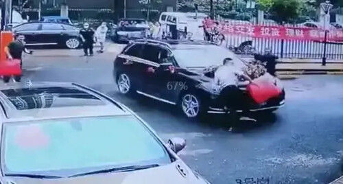Xe hoa gây tai nạn, hành động của cô dâu chú rể gây phẫn nộ