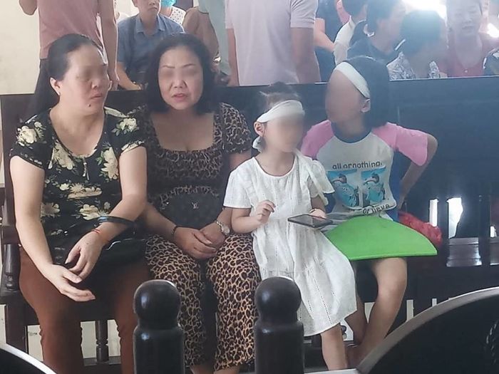 Xót xa cảnh 3 con ngơ ngác bên di ảnh mẹ tại phiên toà xét xử