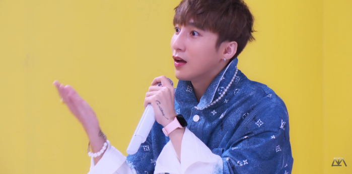 Sơn Tùng đeo chiếc vòng đôi với Thiều Trâm đi diễn live hit mới