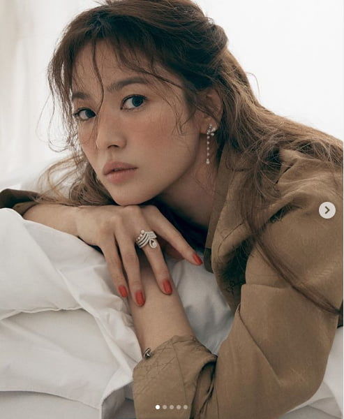 Yoo Ah In đăng ảnh phong cảnh, netizen liền triệu hồi Song Hye Kyo