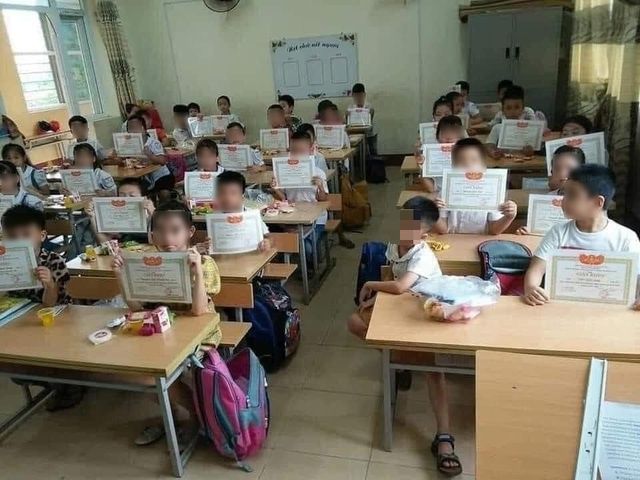 Phụ huynh tự làm giấy khen cho con vì không muốn con tủi thân