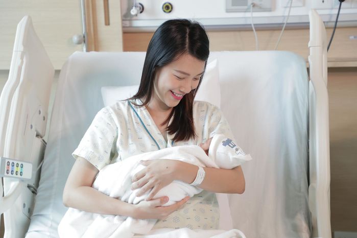 Chồng Tây gọi facetime, túc trực bên Hoàng Oanh lúc vợ vượt cạn