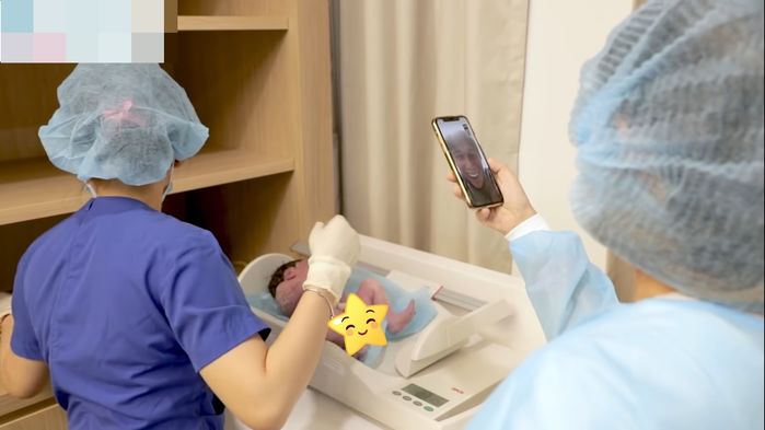 Chồng Tây gọi facetime, túc trực bên Hoàng Oanh lúc vợ vượt cạn
