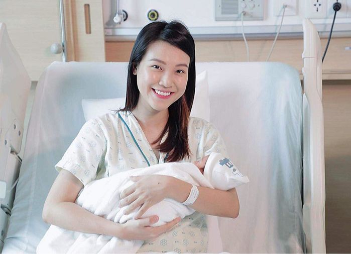 Chồng Tây gọi facetime, túc trực bên Hoàng Oanh lúc vợ vượt cạn