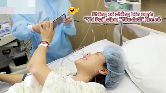 Chồng Tây gọi facetime, túc trực bên Hoàng Oanh lúc vợ vượt cạn